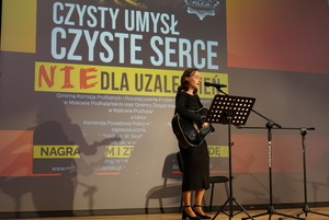 Młoda dziewczyna z gitara spiewająca w czasie przerwy