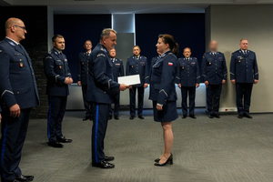 komendant wręcza akt mianowania