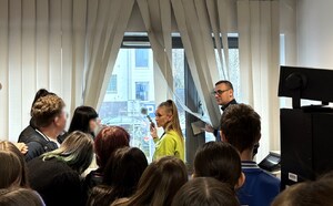 techniczka kryminalistyki pokazuje uczniom jak ujawnia ślady pozostawione na szybie