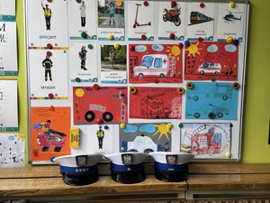 Gablotka z pracami plastycznymi przedszkolaków