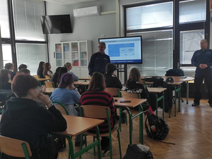 Komendanci z Komisariatu Policji VII rozmawiają z uczniami w klasie jednej ze szkół