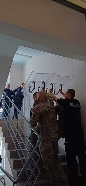 Ćwiczenia praktyczne policjantow i funkcjonariuszy służby więziennej w budynku Komendy Miejskiej Policji w Krakowie