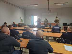 Policjanci Wydziału Sztab Policji słuchaja wykładu funkcjonariuszy słuzby więziennej