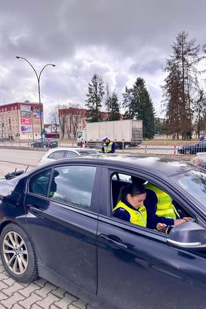 policjanci kontrolują pojazd