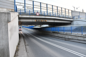 Wiadukt kolejowy oraz samochody jadące drogą