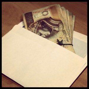 Banknoty 200 złotowe w kopercie