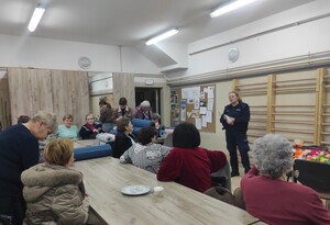 dzielnicowa przemawiająca na spotkaniu z seniorami