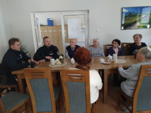 3. sierż. sztab. Maciej Wielgus oraz mł. asp. Bartłomiej Kopeć – dzielnicowi z Komisariatu Policji Tarnów-Centrum podczas prelekcji w Nowodworzu. Dzienny Dom Seniora