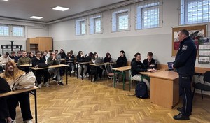 I Zastępca Komendata Powiatowego Policji w  Dąbrowie Tarnowskiej podczas prelekcji dla młodzieży 1