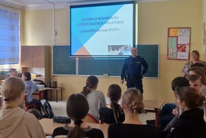 DZIELNICOWY PODCZAS PROWADZENIA PROFILAKTYKI