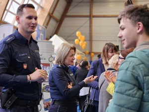 Pani Komendant rozmawiająca z uczniami 2