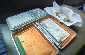 Papierośnica, waga oraz narkotyki