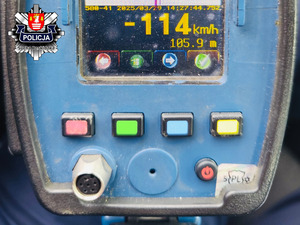 zdjęcie miernika laserowego z zaraejsrowana prędkością 114 kilometrów na godzinę