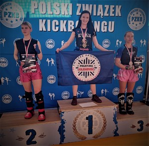 trzy zawodniczki stojące na podium