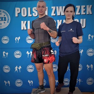 Ewa Bulanda i Denis Gierat stoją w strojach sportowych