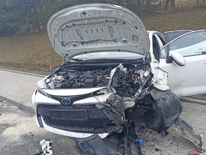 Samochód po zderzeniu czołowym