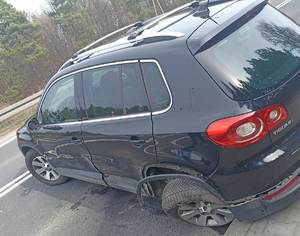 uszkodzona felga i opona w samochodzie.