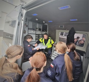 policjant drogówni pokazuje sprzęty będące w radiowozie