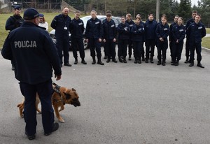 uczniowie z przewodnikiem psa
