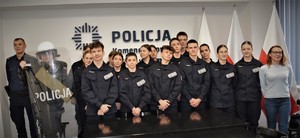 wspólne zdjęcie uczniów i instruktora strzelania