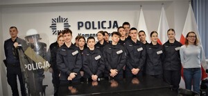 wspólne zdjęcie uczniów i instruktora strzelania