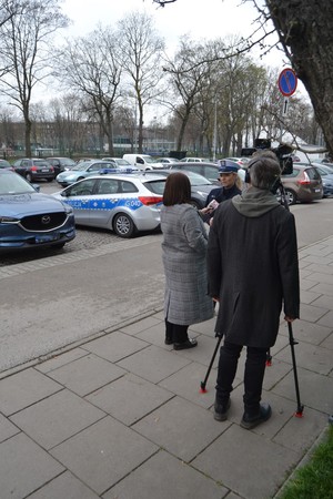 Policjantka udziela wywyiadu dla telewizji