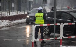 12 policjant ruchu drogowego na skrzyzownaiu