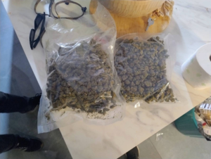 zabezpieczone dwa worki z marihuaną