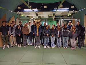 Grupa młodych osób stoi na strzelnicy policyjnej