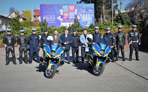 Komendant Powiatowy Policji w Bochni wraz z Zastępcą, Starosta i Wicestarosta Bocheński, umundurowani policjanci obok policyjnych motocykli. Na zdjęciu widoczna również tablica z logo jednostki