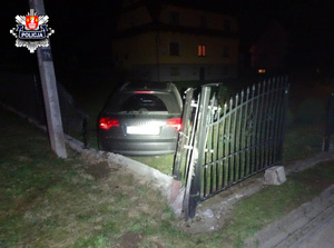 auto stojące na cudzej posesji, które przejechało przez ogrodzenie