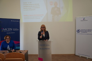 Pani dyrektor wita gości na konferencji (1)