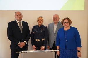 Policjantka, prowadząca konferencję oraz prlegenci konferencji