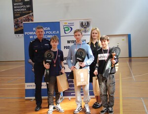 KPP Oświęcim. Turniej BRD 2025  (74) wręczenie pucharu i nagród zawodnikom miejsca III w grupie starszej