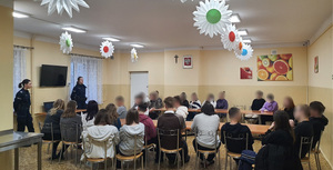 Policjanci i podopieczni bursy w trakcie prelekcji
