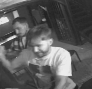 dwaj mężczyźni widoczni wewnątrz lokalu