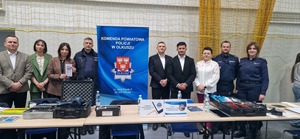 Organizatorzy imprezy przy stanowisku policyjnym