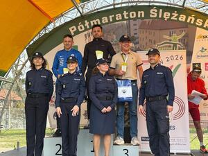 Umundurowani policjanci i zwycięzcy na podium 17 Półmaratonu Ślężańskiego