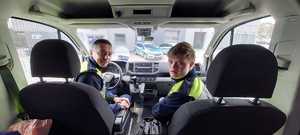 KPP Chrzanów umundurowany f-sz w radiowozie ze słuchaczem