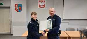 KPP Chrzanów umundurowany f-sz wręcza dyplom słuchaczowi