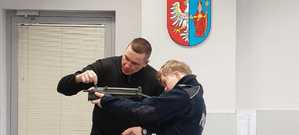 Nieumundurowany f-sz KPP Chrzanów zapoznaje słuchacza z zasadami używania przyrządów celowniczych