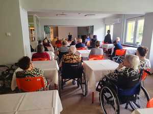 seniorzy podczas prelekcji