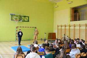 Policjant podczas prelekcji dla młodzieży szkolnej