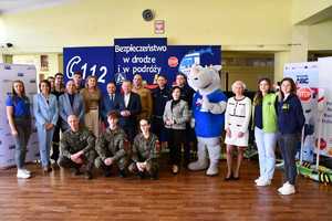 Policjanci z uczestnikami i prelegentami kampanii pod hasłem Bezpieczeństwo w drodze i podróży