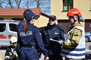 policjanci i strażacy podczas akcji