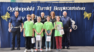 Komendant Powiatowy Policji w Bochni, Naczelnik WYdziału Ruchu Drogowego oraz uczniowie z pucharem i nagrodami