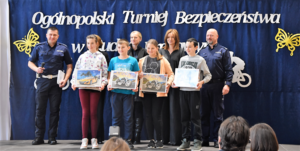 Komendant Powiatowy Policji w Bochni, Naczelnik Wydziału Ruchu Drogowego, a także uczniowie z nagrodami Turnieju Bezpieczeńśtwa w Ruchu Drogowym