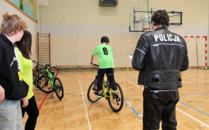 Policjant nadzorujący konkurs oraz uczestnik turnieju w koszulce z napisem 6