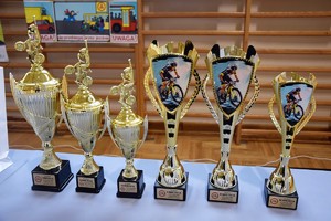 Puchary dla wygranych w konkursie