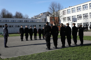 Uczniowie klasy policyjnej podczas ćwiczeń